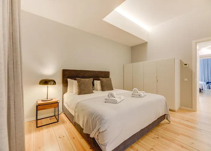 ' Exclusive Riverside Haven In Top-location '