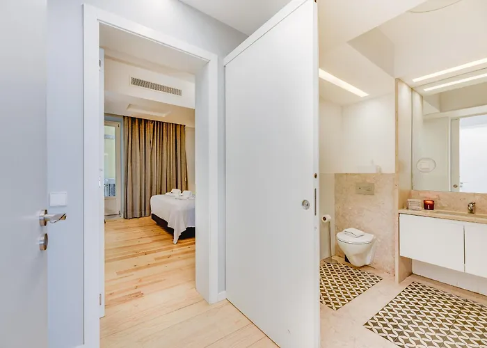 ' Exclusive Riverside Haven In Top-location '