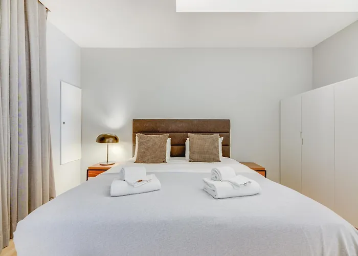 ' Exclusive Riverside Haven In Top-location '